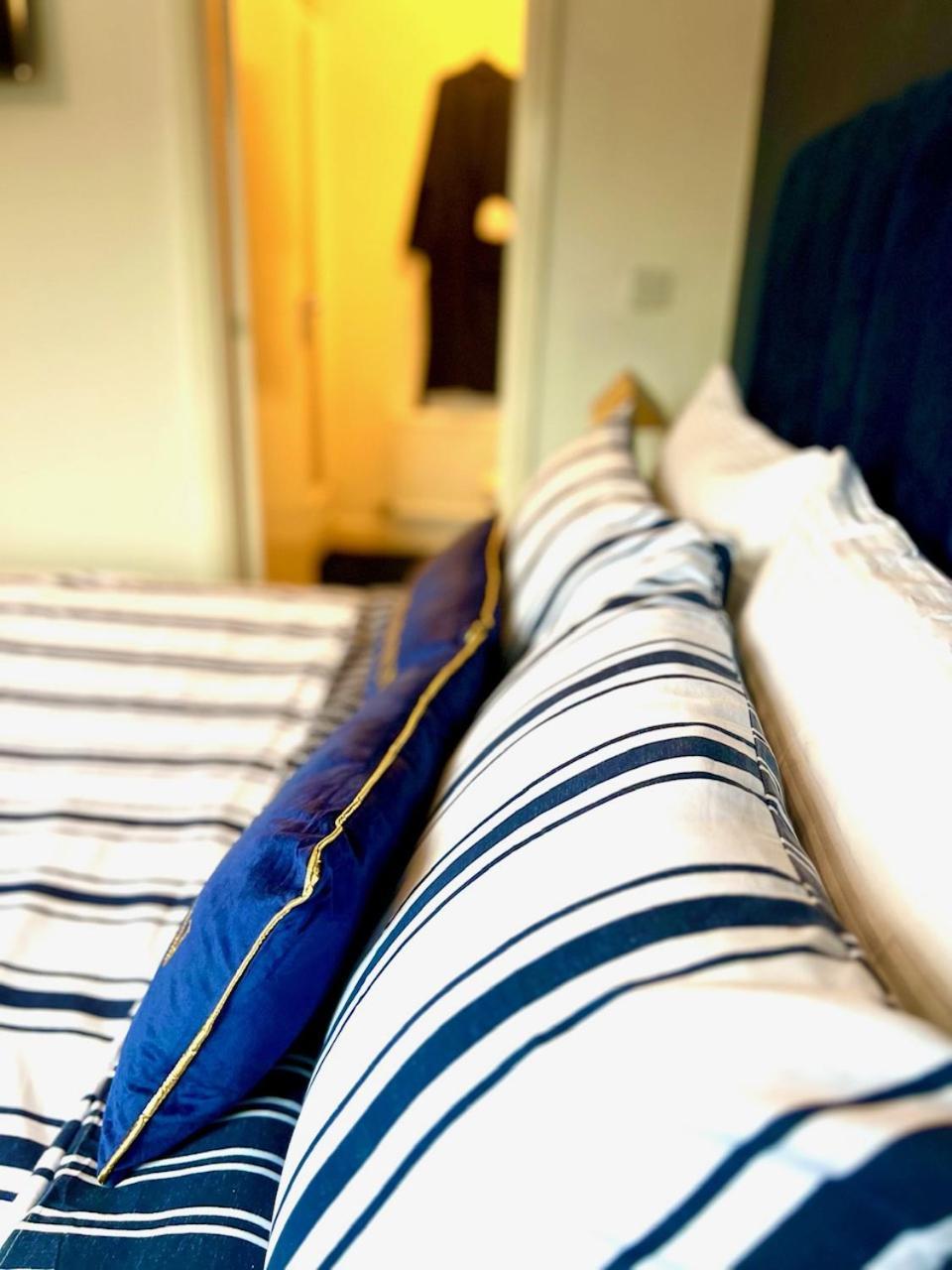 Dartford Kent Luxe Home -2 Mins From Dartford Crossing - Close To Town Centre & Station - 5 Bedroom Holiday Home - Fun Games & Free Parking-Sleeps 1 To 12 Luaran gambar