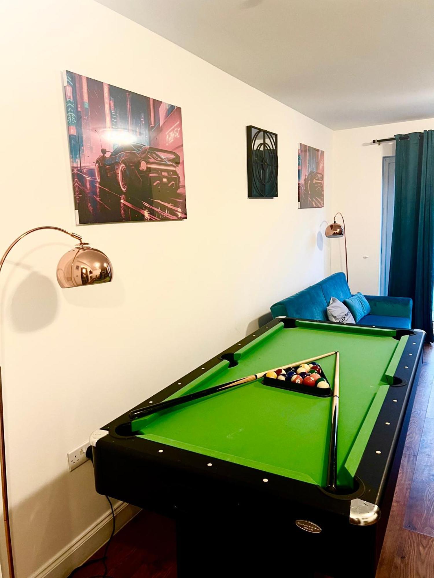 Dartford Kent Luxe Home -2 Mins From Dartford Crossing - Close To Town Centre & Station - 5 Bedroom Holiday Home - Fun Games & Free Parking-Sleeps 1 To 12 Luaran gambar